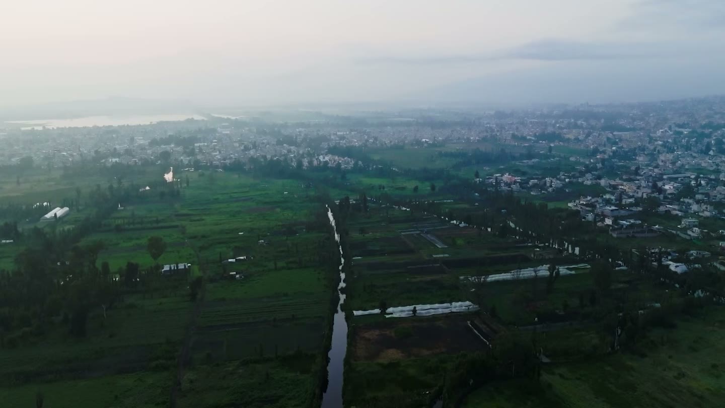 Toma aérea de canales y chinampas